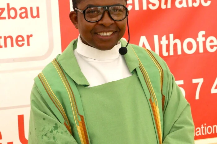 Übrigens: Abgerundet wurde das Zweitagesfest der örtlichen Florianijünger am Sonntag nach der heiligen Messe mit Pfarrer Charles Ogbunambala (Foto)...  