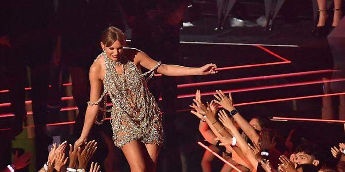 Die 32-jährige US-Sängerin holte mit ihrem Song "All Too Well" (Taylor's Version) auch die Preise in den Sparten "Beste Regie" und für das beste Langspiel-Musikvideo. 