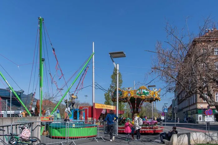Und auch in der kleinen Neutorgasse hoppelt der Osterhase von 9. bis 19. April vorbei. Täglich von 10 bis 20 Uhr fährt das Ringelspiel, es gibt ein Trampolin, einen Süßwarenstand und vieles mehr.