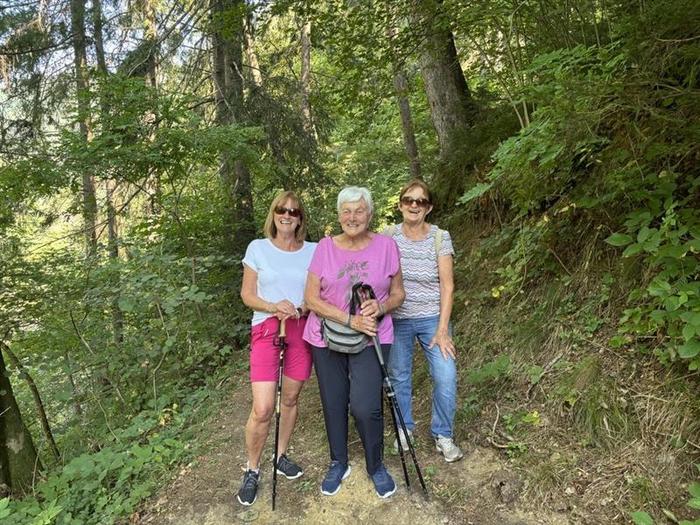 Birgit Solleo (links) wanderte am Donnerstagvormittag mit ihren Freundinnen über den Liesersteig