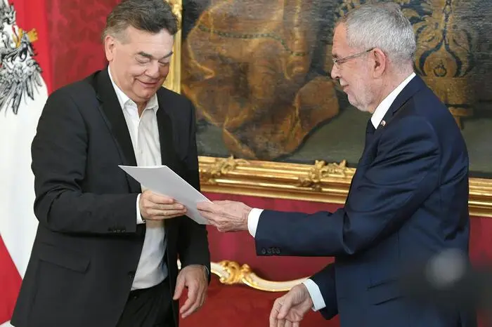 Geschafft! Bundespräsident Van der Bellen überreicht seinem ehemaligen Parteikollegen Werner Kogler die Urkunde.