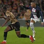 Kevin Danso (links) im Duell mit Kylian Mbappé