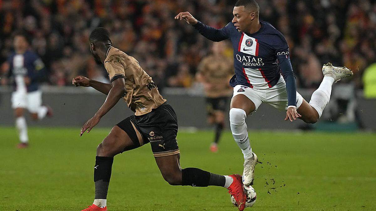 Kevin Danso (links) im Duell mit Kylian Mbappé