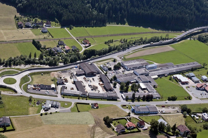 2012 wurde Umfahrung Bad St. Leonhard eröffnet, eines der umstrittensten Bauprojekte Kärntens. Nach Kritik des Rechnungshofes wurden die Kosten von 56 auf 47 Millionen Euro „abgespeckt“. Ermittlungen gegen Ex-Landeshauptmann Gerhard Dörfler wegen des Verdachts des Amtsmissbrauchs, der Untreue und Nötigung wurden eingestellt. Wegen überhöhter Grundstücksablösen forderte das Land knapp 800.000 Euro vom Gutachter, blitzte aber mit der Klage ab.