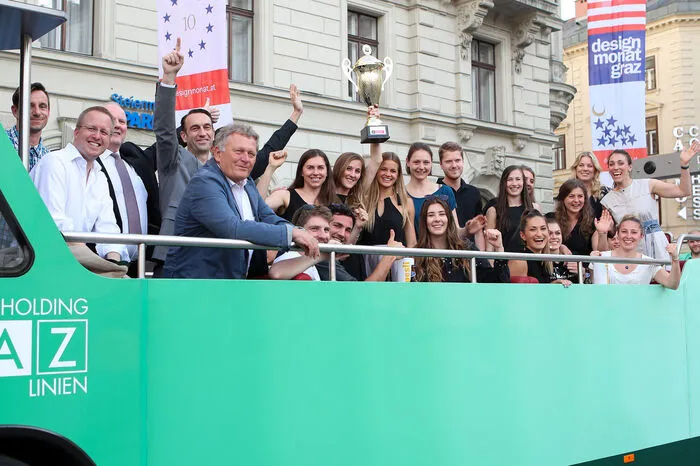 Chauffiert wurden die Meisterinen standesgemäß mit dem Cabriobus. 