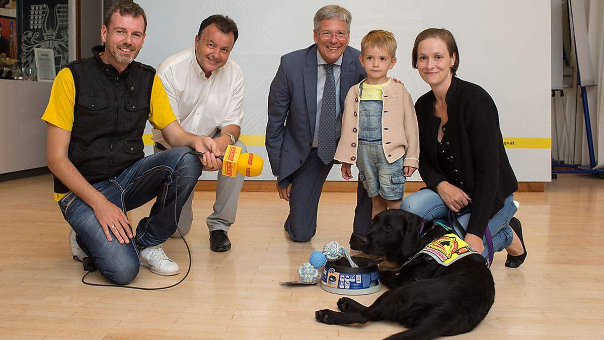 Tommy Schmidt (Antenne), Gottfried Sapetschnnig (Kärntner Privatstiftung), LH. Kaiser, Susanne Schuster mit Sohn Martin und „Evita“