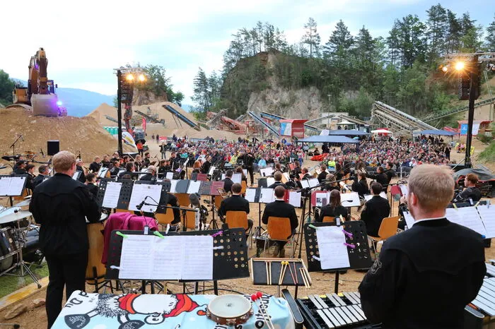 Erstmals in der Geschichte der Kapelle nahm man dieses Großprojekt mit Hollywood-Musik in Angriff. Begeisterung rief vor allem die Akustik in der Arena aus Steinwänden hervor - bei den Besuchern und Musikern.