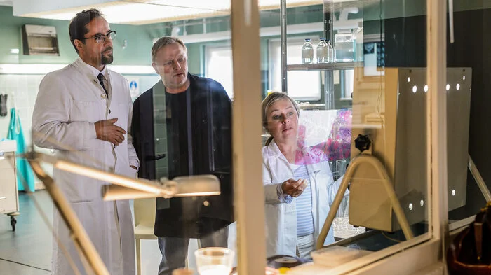 Mumien will Professor Boerne (Jan Josef Liefers) untersuchen und so neue Erkenntnisse über Leben und Tod gewinnen - und den Job seiner Assistentin (Christine Ursprung) retten ...