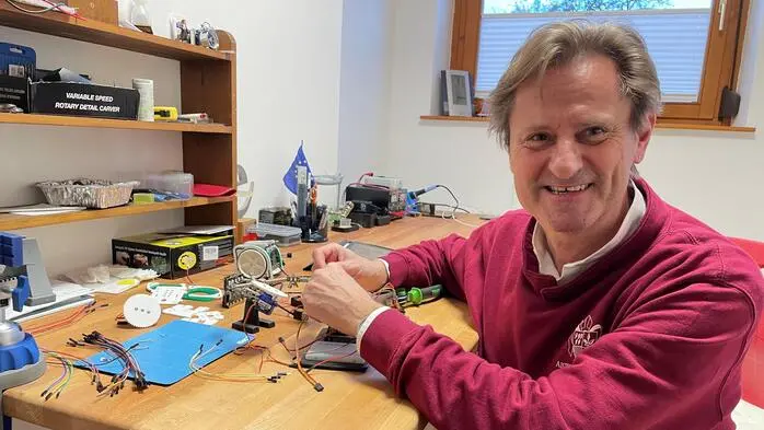 Wilhelm Pichler an seinem Reparaturtisch