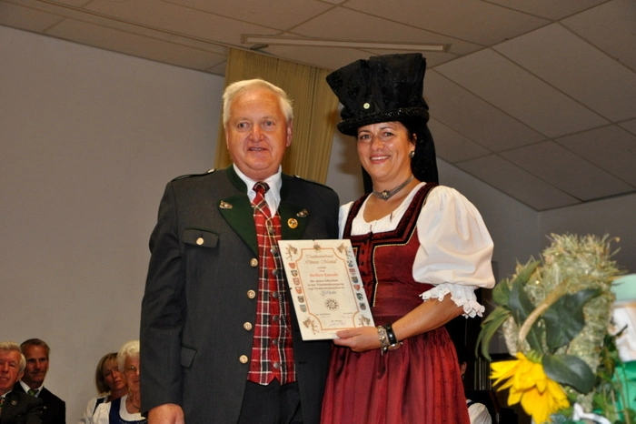 Franz Panzer, stellvertretender Obmann des Trachtenverbandes „Oberes Murtal“, überreichte Obfrau Barbara Knauder die Ehrennadel in Silber.
