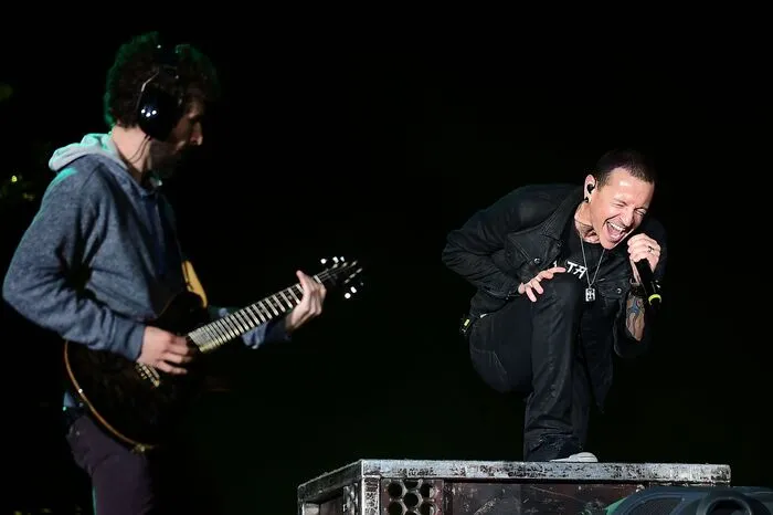 Der Frontmann der US-Band Linkin Park kämpfte seit Jahrzehnten gegen seine Alkohol- und Drogensucht, die schon in der Schulzeit ihren Anfang genommen haben sollen.