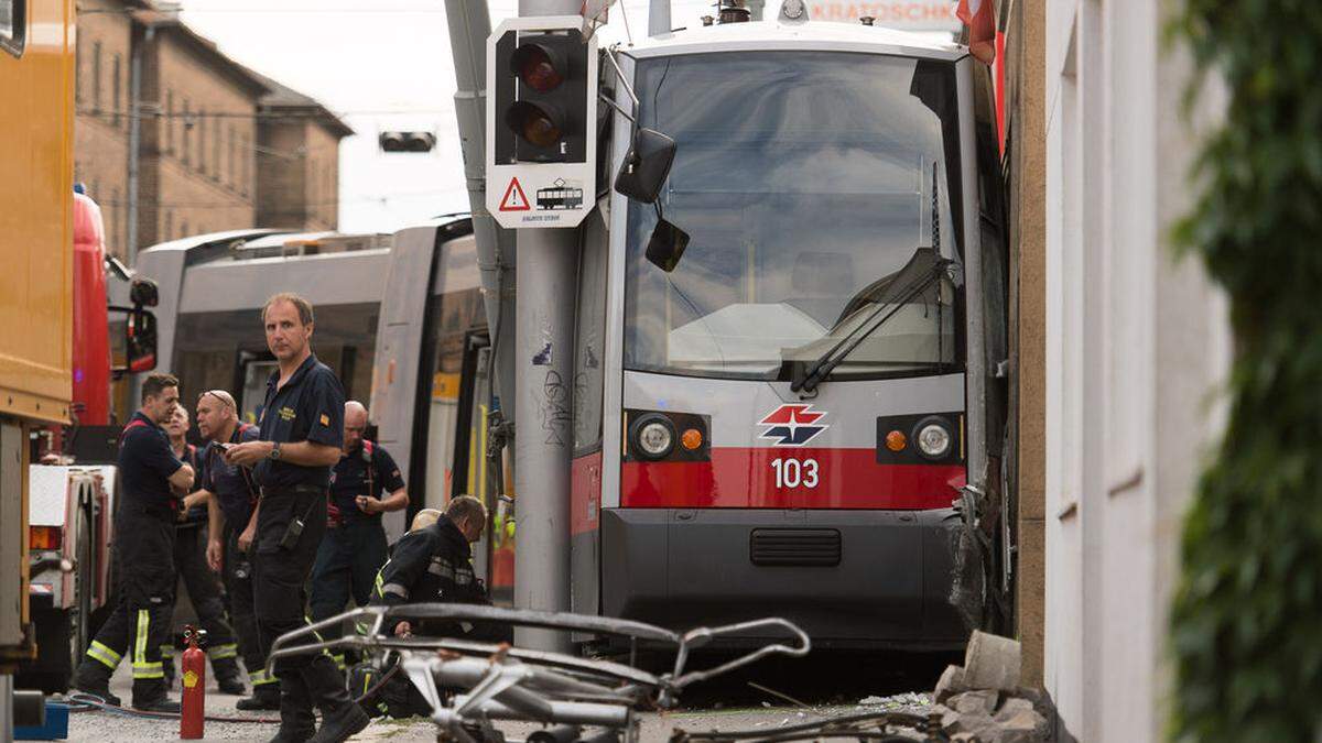 Die Garnitur war beim Einbiegen mit ungefähr 45 statt mit den für den engen Gleisbogen vorgesehenen 15 km/h unterwegs gewesen