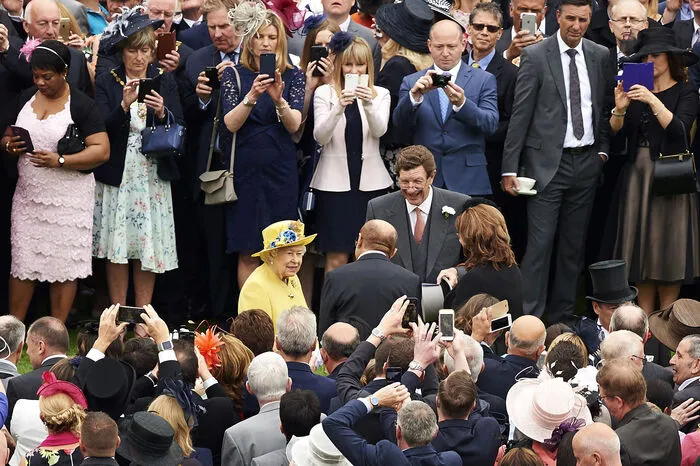 Die britische Königin Elizabeth II. hat den Opfern des Terroranschlags von Manchester ihr Beileid ausgesprochen. Die ganze Nation sei schockiert über die vielen Toten und Verletzten, die nur ein Konzert genossen hatten, hieß es in einer Mitteilung des Palastes vom Dienstag.