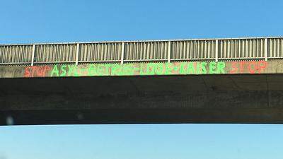 Eine Brücke entlang der Schnellstraße in Maria Saal wurde wieder beschmiert