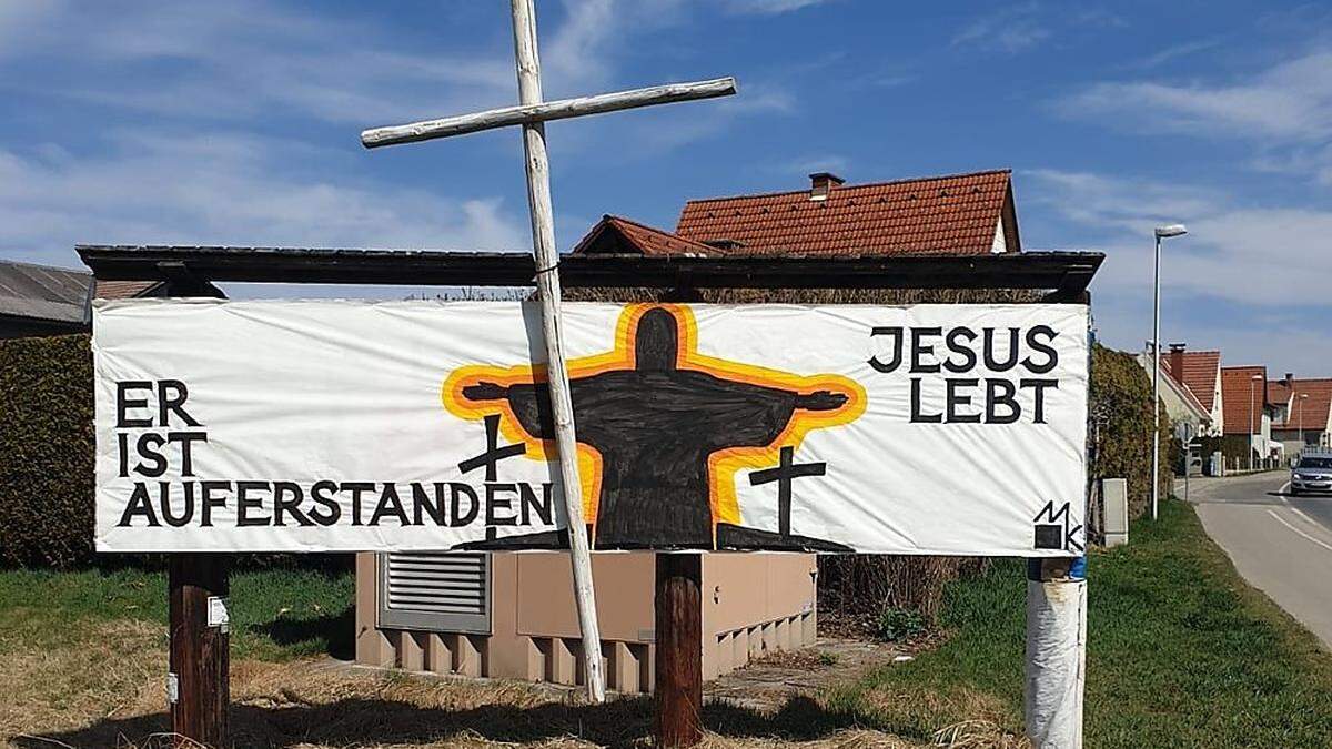 Vier mal ein Meter groß ist die Plakatwand, die an der westlichen Ortseinfahrt von St. Margarethen steht. Die Osterbotschaft hat Kurt Maitz selbst gestaltet