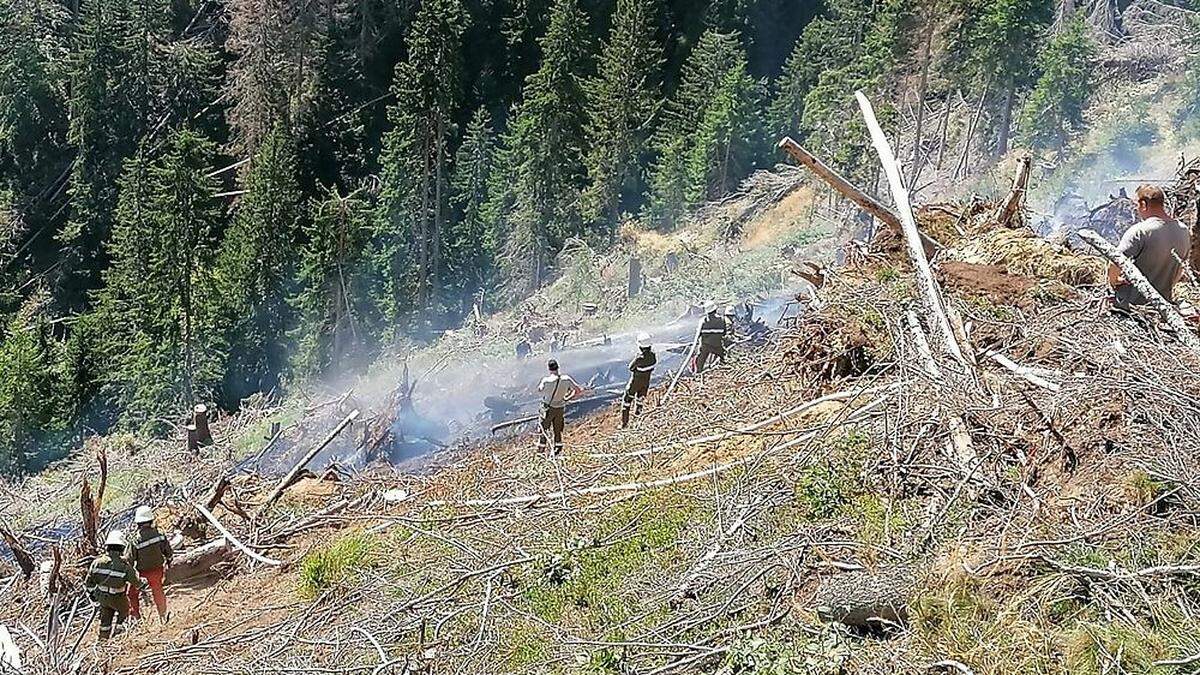 Rund 100 Feuerwehrleute bekämpfen einen Waldbrand in Maria Luggau