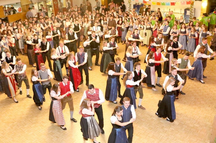 Den gelungenen Auftakt bildete die schwungvolle Eröffnungspolonaise mit 30 Paaren.
