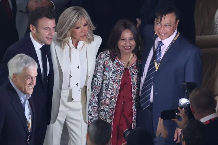 Der ehemalige chilenische Präsident Sebastian Pinera (links), Frankreichs Präsident Emmanuel Macron (2. von links) und seine Frau Brigitte Macron
