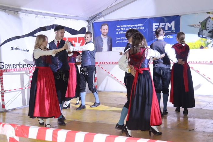 Die LJ Brückl eröffnete den Abend mit ihren Volkstänzen.