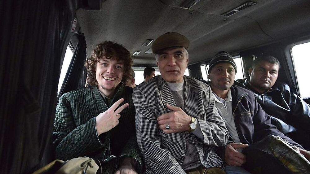 Mario Schwaiger (links) lebt seit mehr als drei Monaten in Usbekistan