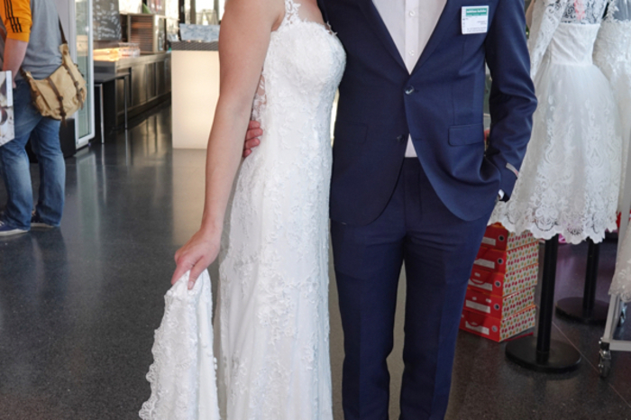 Als Brautpaare festlich gekleidet wird Hochzeitsmode gezeigt.