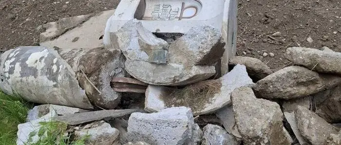 Das Bild zeigt einen zerstörten Bildstock 