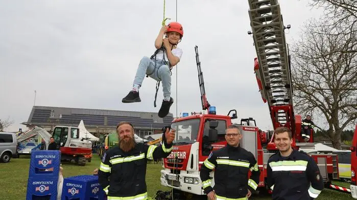 Kinder wurden von der Feuerwehr in luftige Höhen gehoben