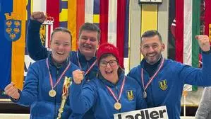 Anja Salbrechter, Michael Regenfelder, Margit Regenfelder und Patrick Flaschberger (v. l. n. r.) jubeln über den Sieg 