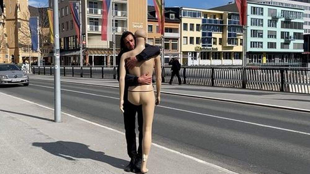Stefan Ebner umarmt seit Tagen im öffentlichen Raum schweigend eine Puppe