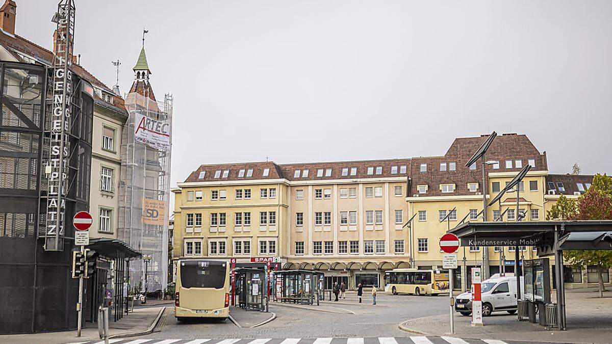 Bis zu 500.000 Euro Fördermittel könnte man für eine klimafitte Gestaltung des Platzes bekommen