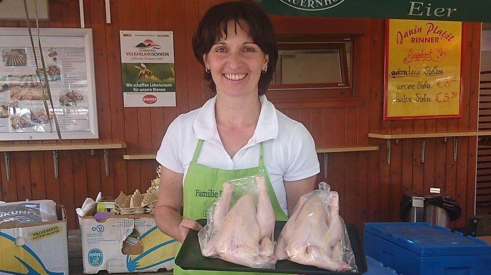 Karina Roßmann mit ihren naturbelassenen Wildkräuterhühnern.