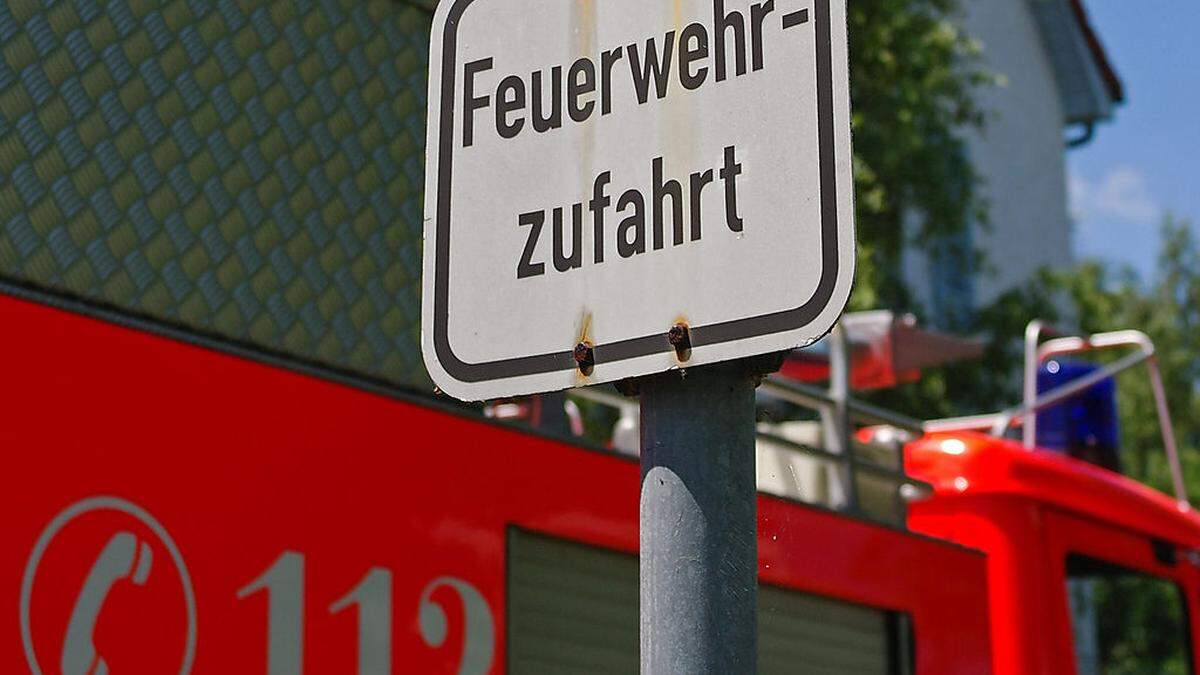 Die Feuerwehrzufahrt soll total verparkt gewesen sein