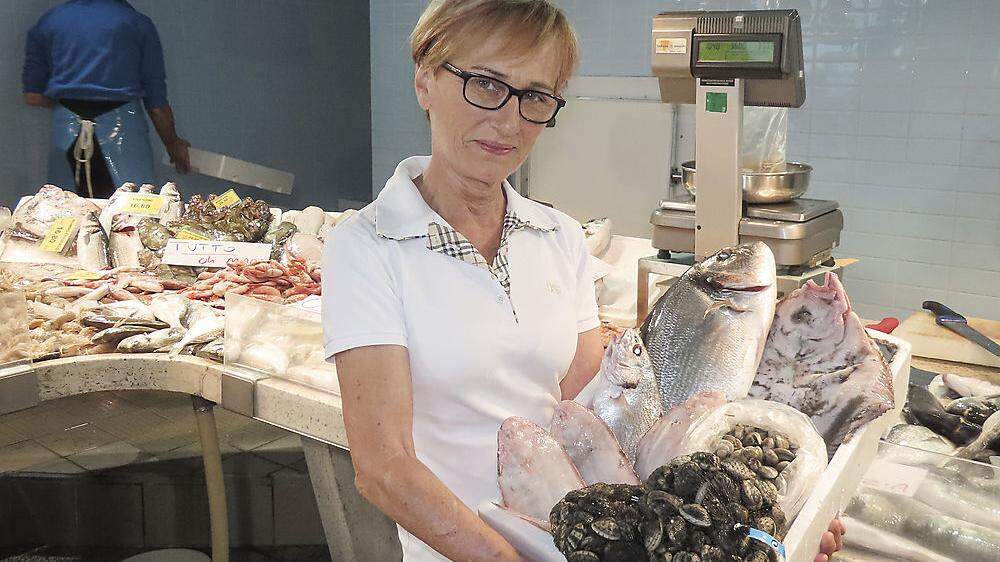 Auf dem Fischmarkt im Hafen von Triest holt Lydia Pichler Fische und Meeresfrüchte für ihre Almküche