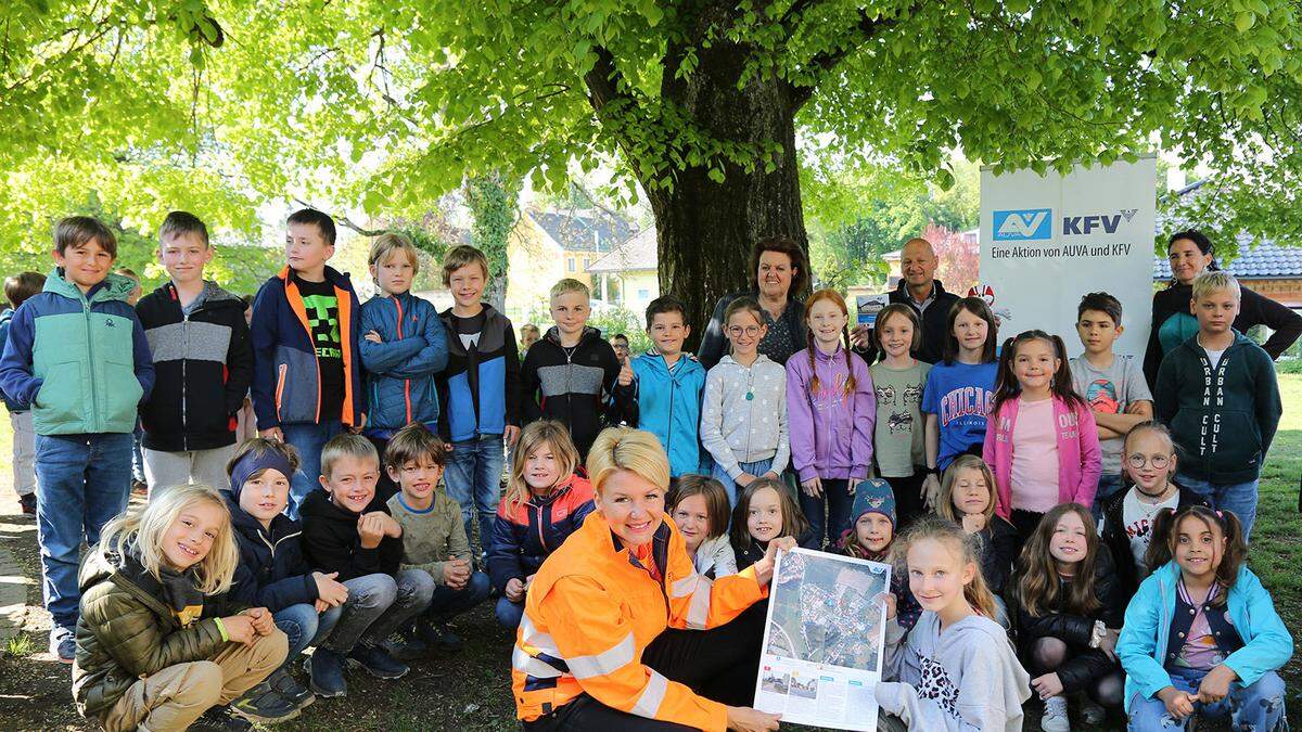 Stadträtin Sandra Wassermann überreicht mit Vertretern der AUVA die neuen Schulwegpläne an dei VS 15 St. Georgen am Sandhof