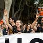 Mallorca: Proteste gegen Massentourismus | „Mallorca steht nicht zum Verkauf“:  Vielen Einheimischen ist der Urlauber-Ansturm zu groß
