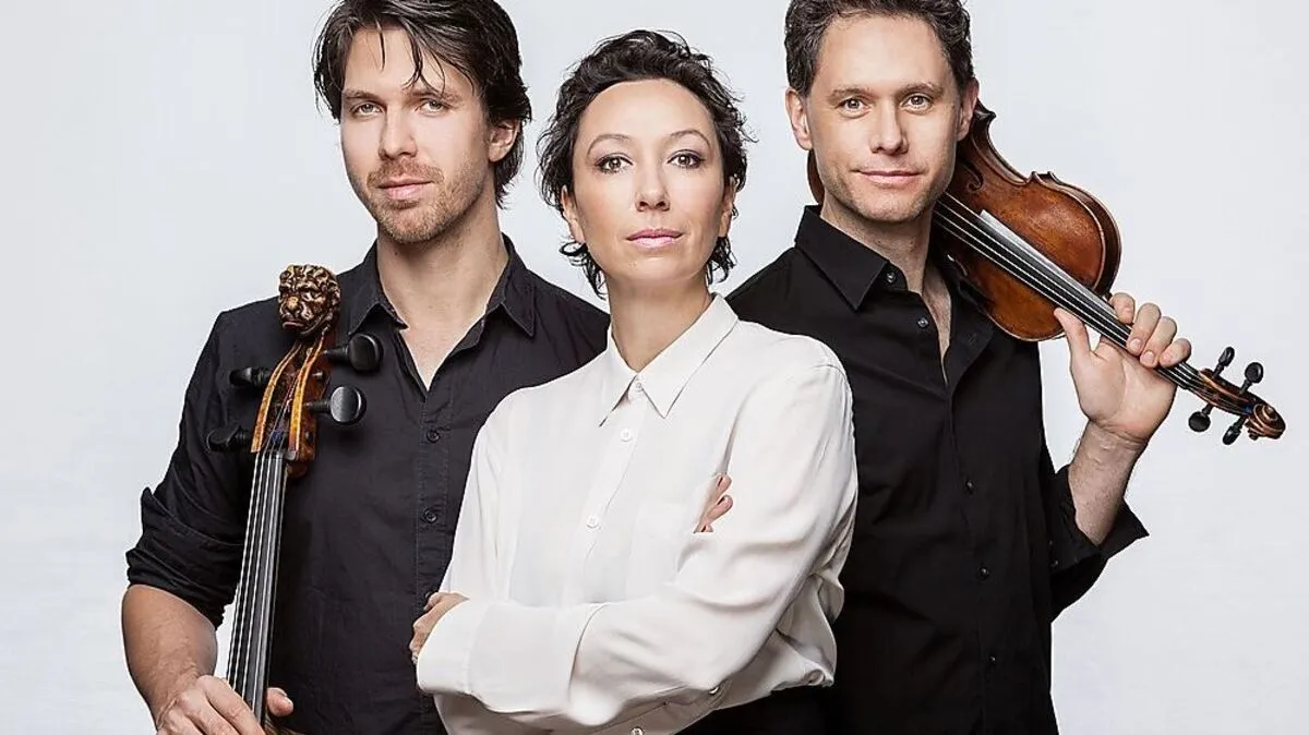Ursula Strauss mit den Musikern Matthias Bartolomey und Klemens Bittmann
