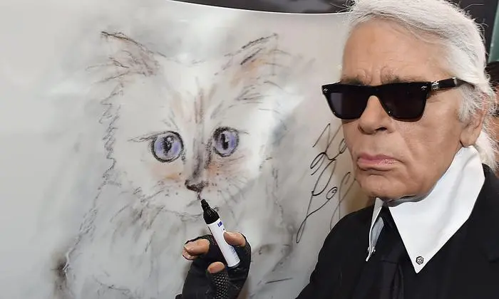 Karl Lagerfeld mit einem Bild von Choupette