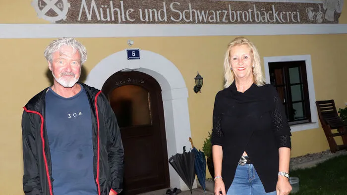 Am Foto von Links Dieter Bornschlegl und Evelyn Koren vor ihrer Kunstmühle in Himmelberg.
