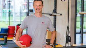 Trainer Bernd Marl zeigt eine Morgenroutine