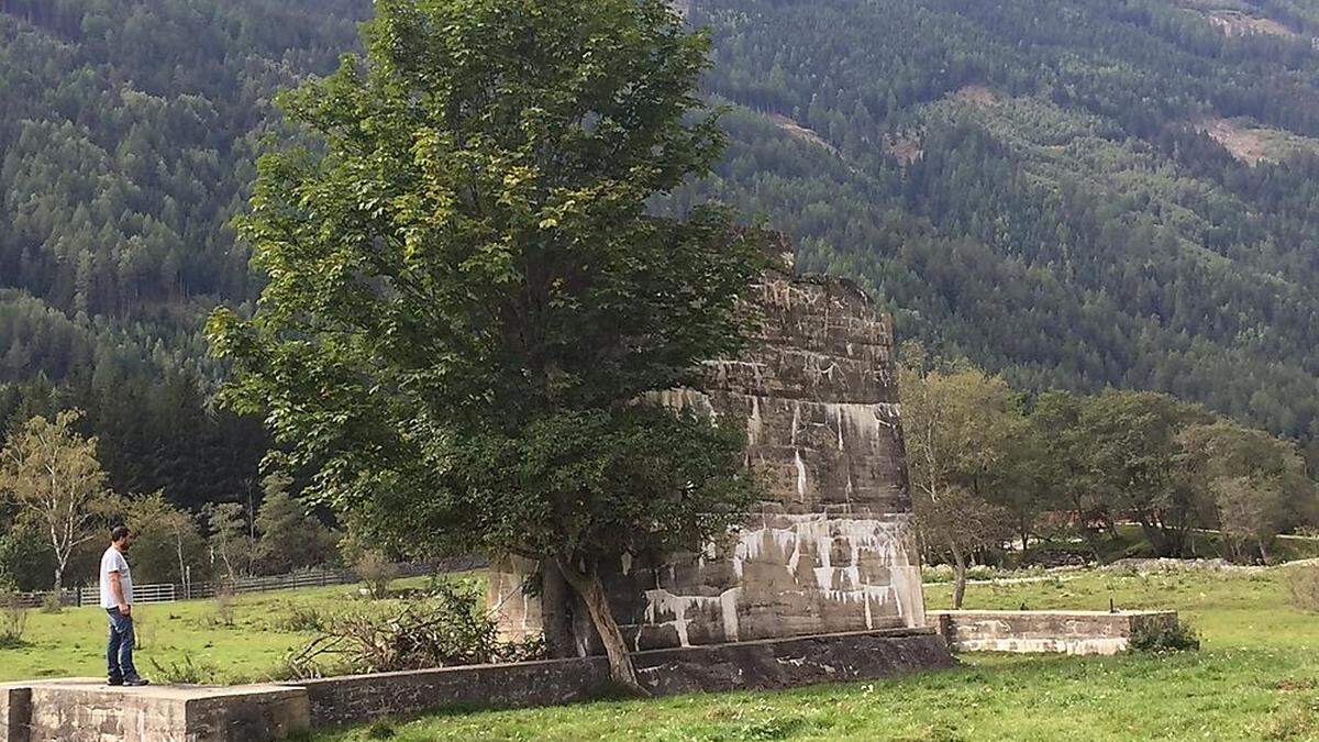 In der Ortschaft Feistritz erinnert diese Betonstütze an Bauarbeiten für die geplante Reichsautobahn