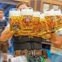 Kellnerin serviert Bierkrüge auf dem Münchner Oktoberfest | Rund sieben Millionen Maß Bier werden auf der Wiesn ausgeschenkt