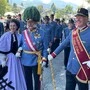 Das "Kaiserpaar" mit Stabführer Gerhard Puffing und den Mitgliedern des Musikvereins Gestüt Piber im Hintergrund