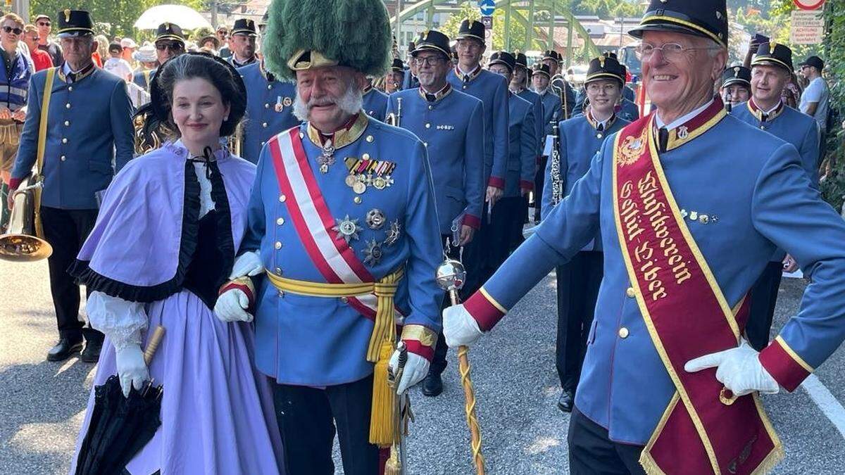 Das &quot;Kaiserpaar&quot; mit Stabführer Gerhard Puffing und den Mitgliedern des Musikvereins Gestüt Piber im Hintergrund