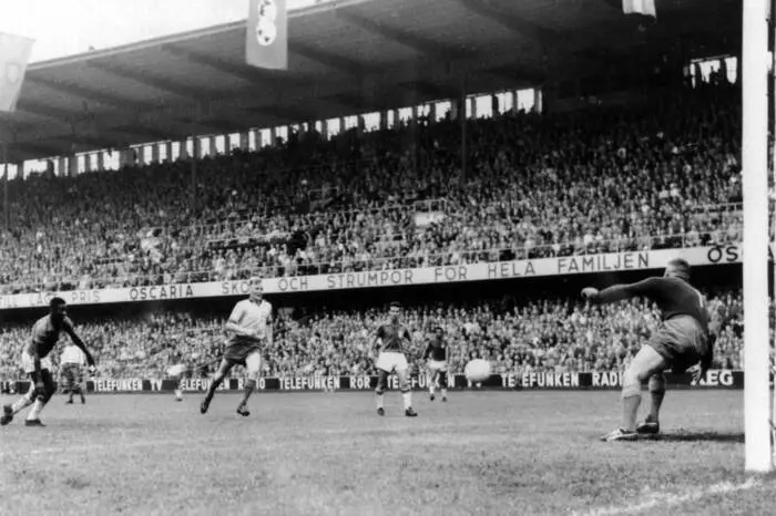Peles Tor zum 3:1 beim 5:2 im WM-Finale 1958 gegen Schweden