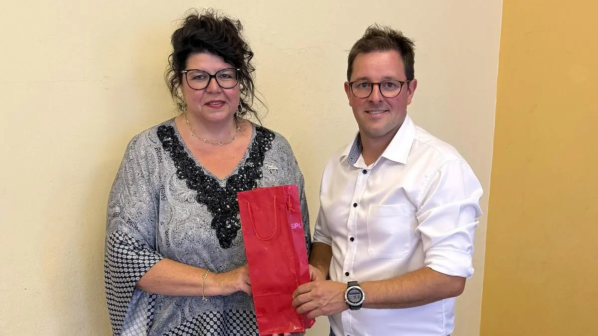 SPÖ-Bezirksvorsitzende Helga Ahrer gratuliert Gerhard Turtukowskyj zur einstimmigen Wahl zum Ortsparteivorsitzenden der SPÖ Vordernberg