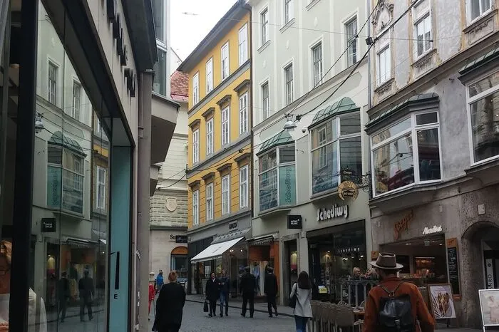 ...heute dürfen in der für viele schönstenStraße der Altstadt nicht einmal mehr Radfahrerfahren. Und das ist auch gut so.