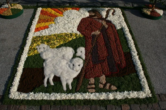 ... bis zum Guten Hirten: Bereits seit 1936 wird in Deutschlandsberg mit verschiedensten religiösen Motiven und bunten Blumen Fronleichnam gefeiert ...
