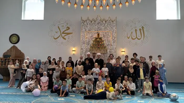 Viele Kinder und einige Erwachsene in der Moschee