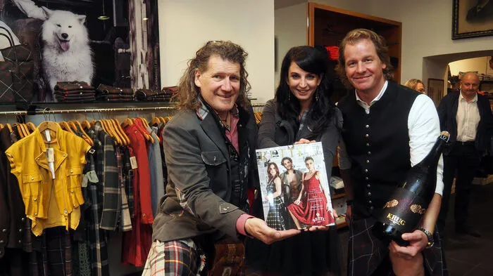 Das frisch gedruckte Modemagazin von Rettl und friends ist da. Donnerstag am späten Nachmittag präsentierte Geschäftsinhaber Thomas Rettl (am Foto links) in der Klagenfurter Filiale in der Burggasse die neue, nunmehr 14. Ausgabe.