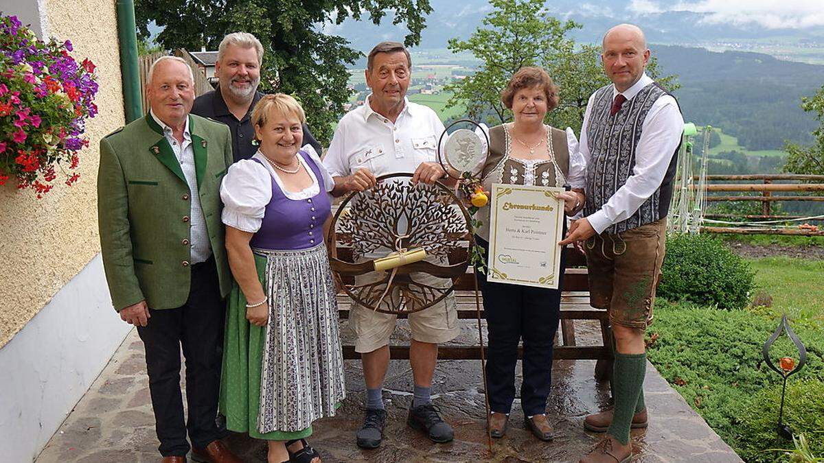 Herta und Karl Pointner (2. und 3. v. r.) sind die treuesten Gäste von Hans und Marianne Hochfelner. Zum Jubiläum gratulierten Bürgermeister Bruno Aschenbrenner (r.) und Touristiker Peter Dietrich (2. v. l.)